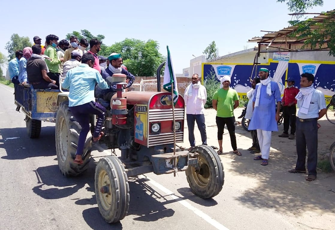The farmers left the Majduras from tractor trolley to Bijnor