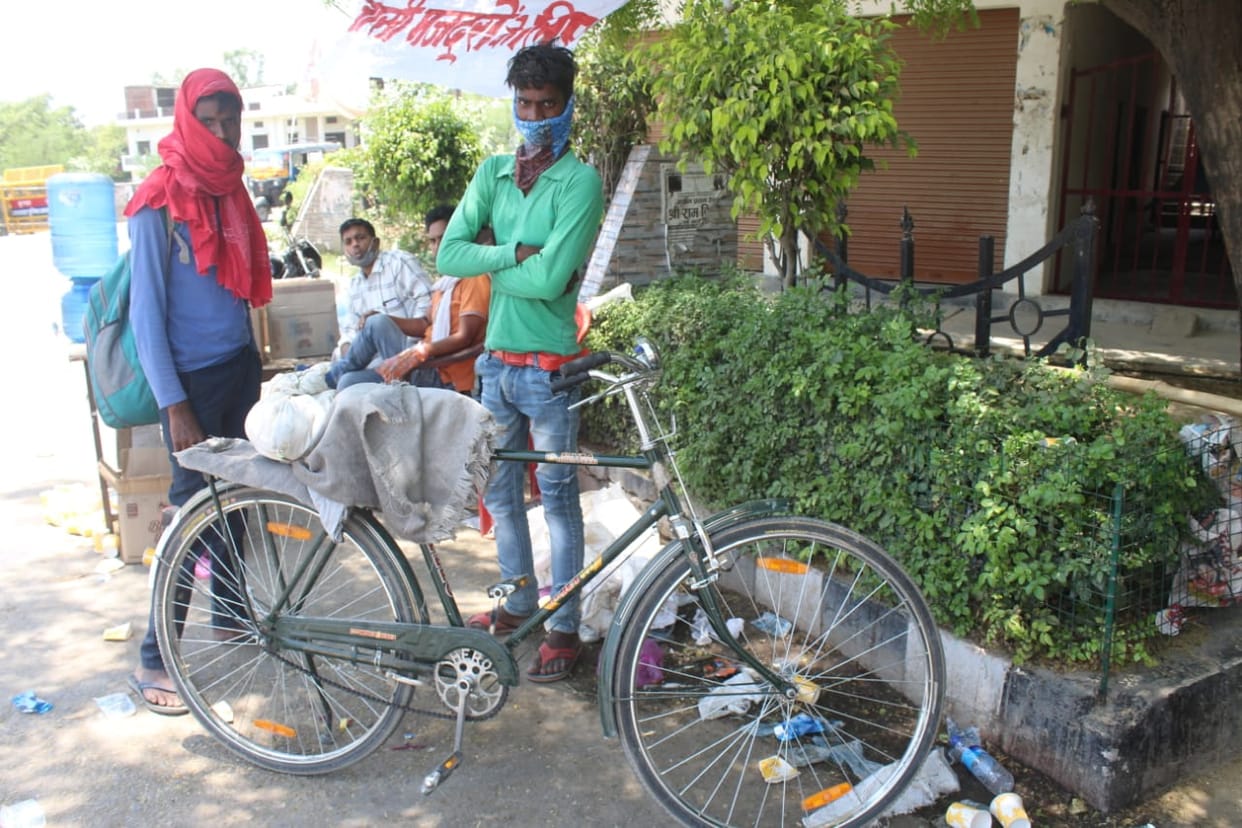 Two youths came from Visakhapatnam to Azamgarh by bicycle