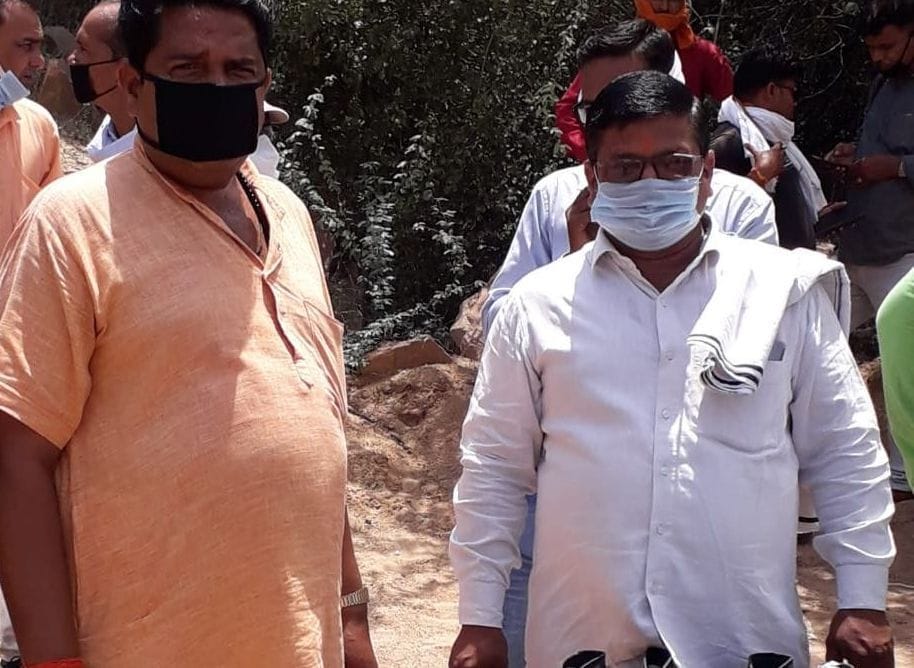 foundation gives food to needy in etawah