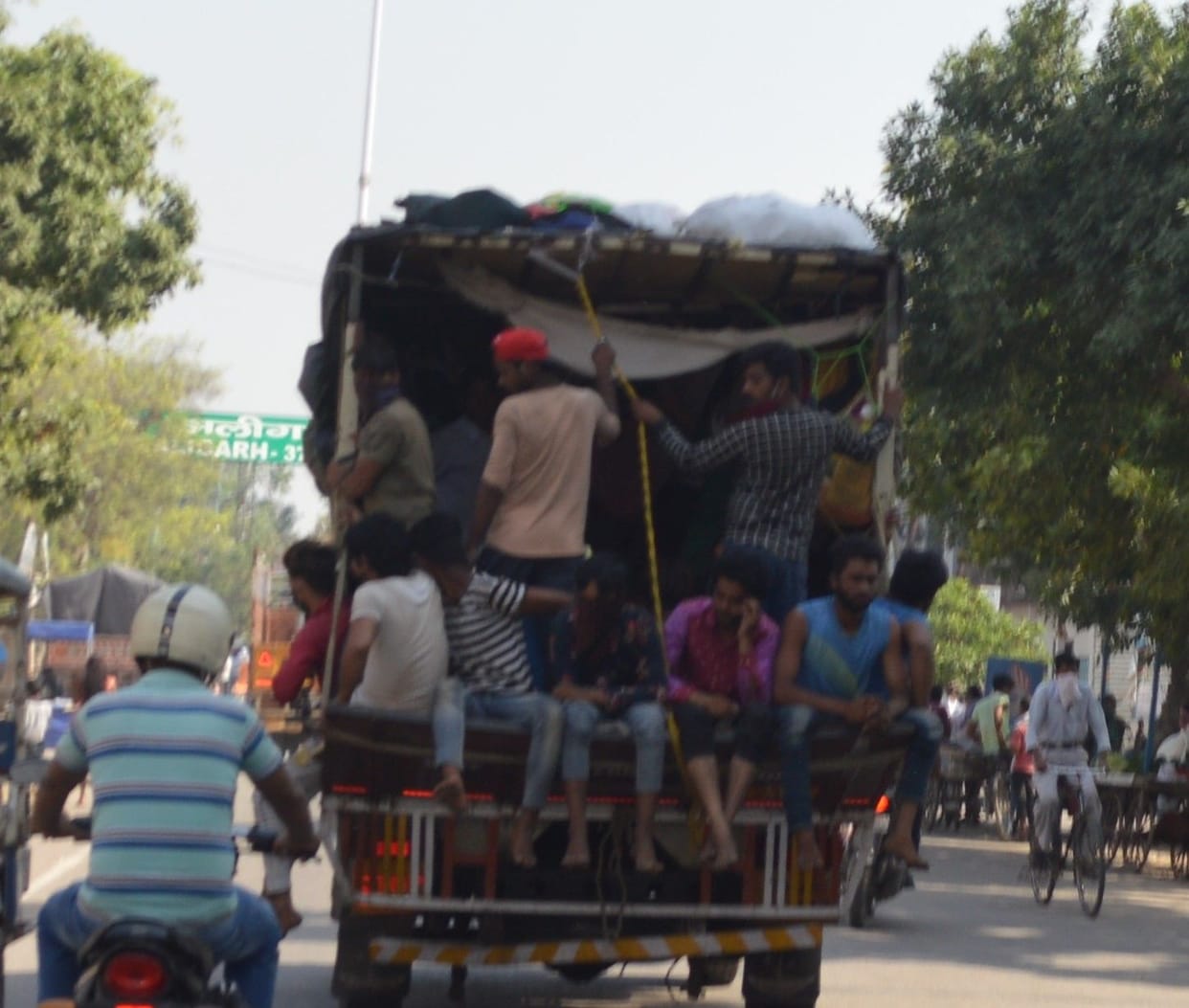 Hathras: Unloaded people going by truck, sent by buses and other means