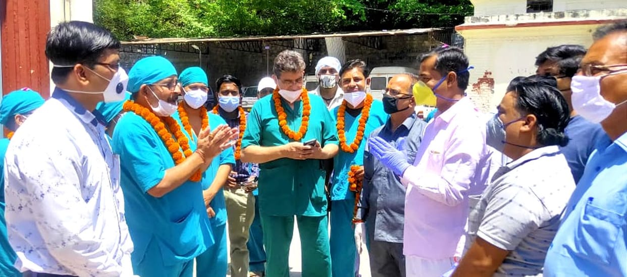 MLA honored by placing flowers on health workers