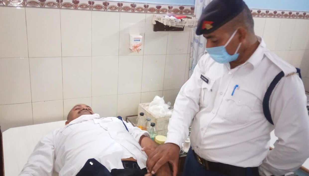 Driver, HCP injured after hitting the barrier