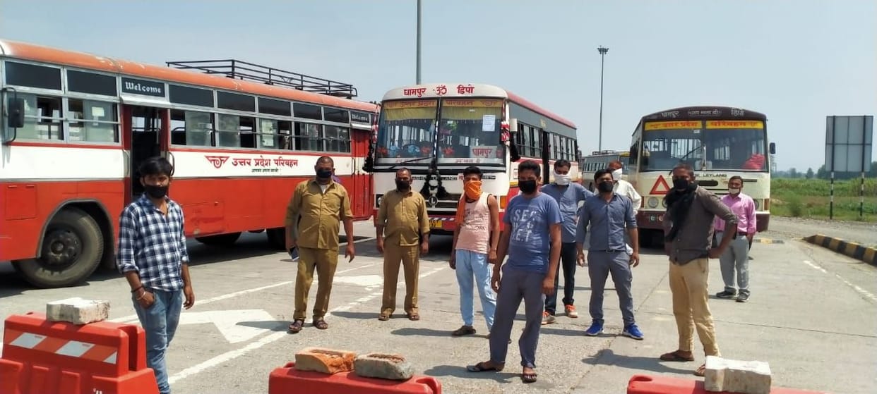 Rohana workers walking on the toll plaza