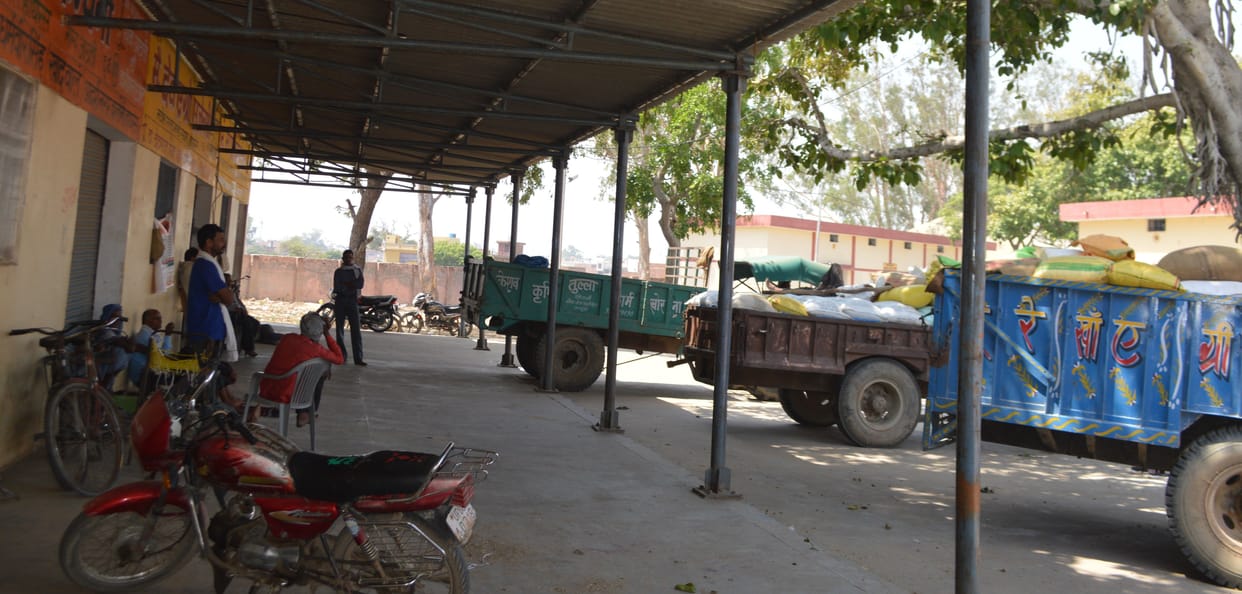 Hathras: Long line of trucks on FCI