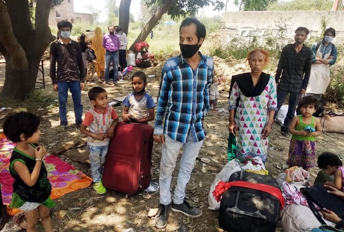 police caught trucks carrying migrants workers amid lockdown in kasganj