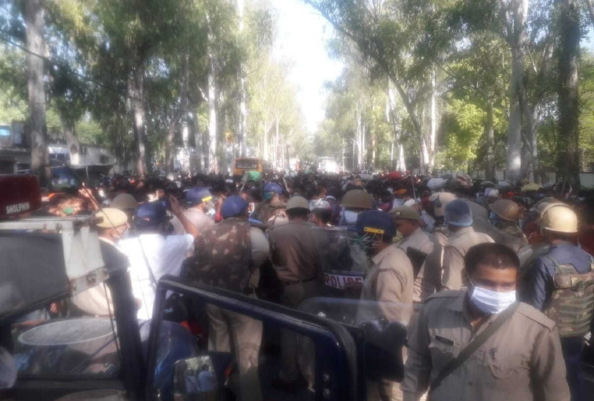 Migrant laborers blocked Ambala Highway in Saharanpur