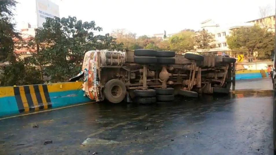 Madhya Pradesh: One couple and two minor daughters died after the oil tanker overturned