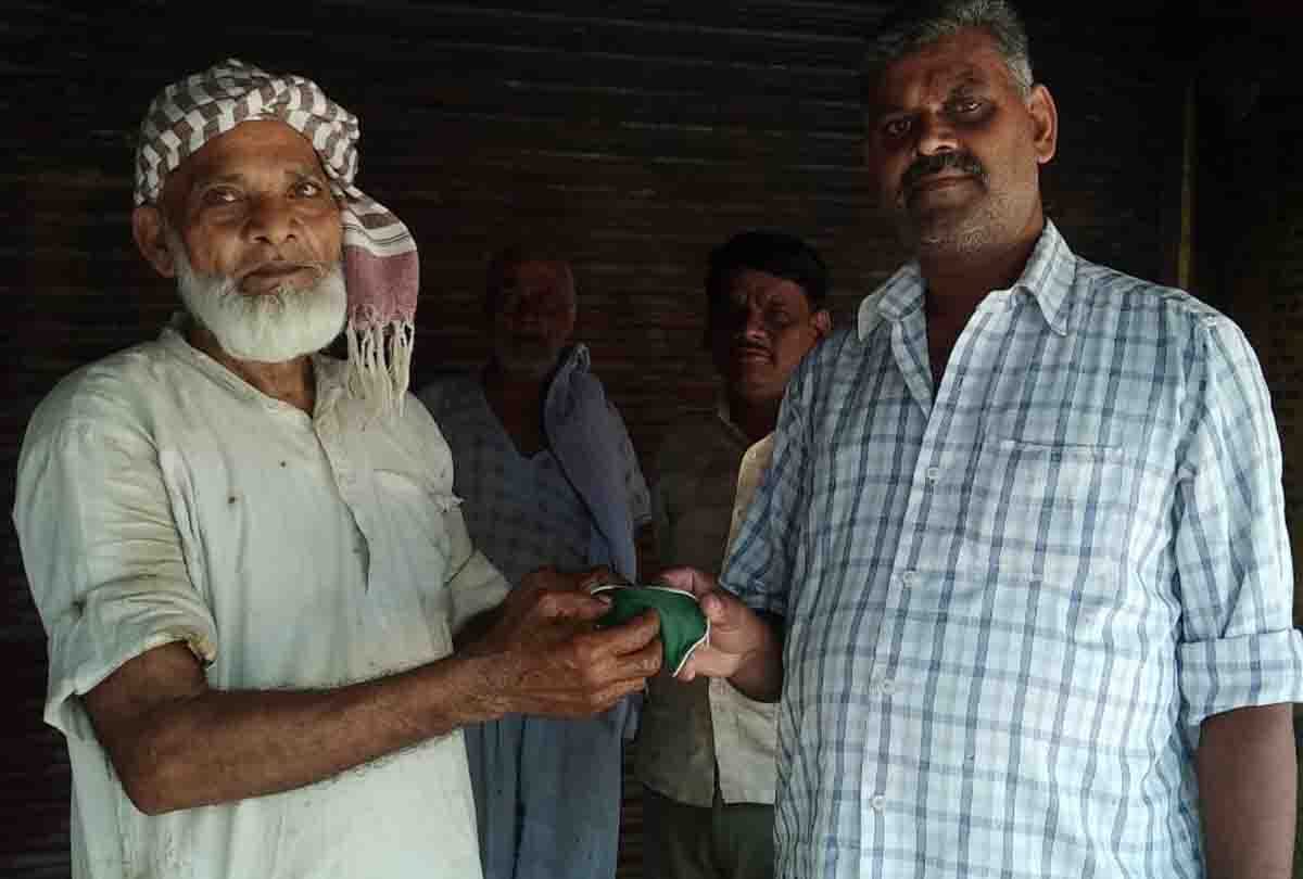 story of honesty came in lockdown from etawah