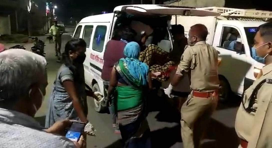 Pratapgarh: The delivery victim was evacuated from the operation theater for not giving money, the woman was torturing on the road, the child died