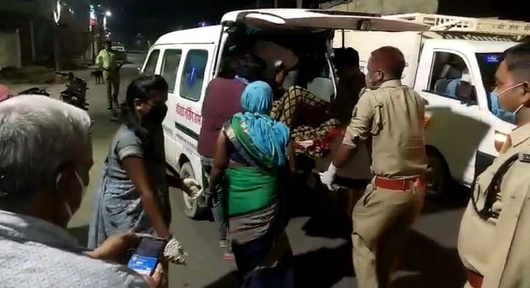 Pratapgarh: The delivery victim was evacuated from the operation theater for not giving money, the woman was torturing on the road, the child died