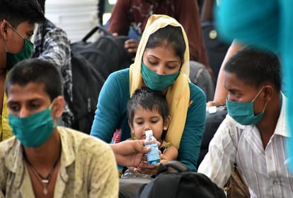 4800 workers reached Prayagraj in three trains from Surat