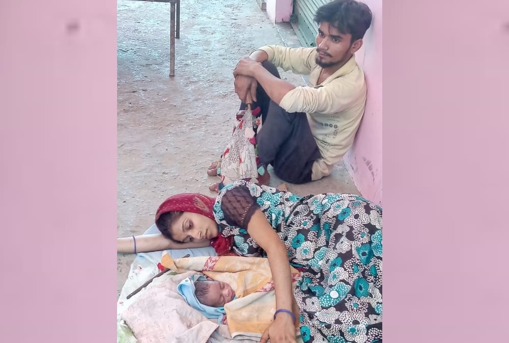 A lady delivers baby on road from Mumbai to Ambedkarnagar.