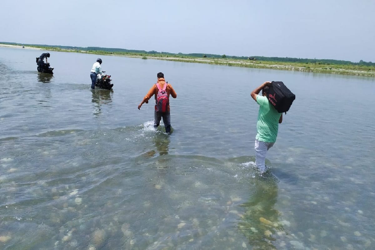 Migrant laborers crossing Yamuna and coming to UP