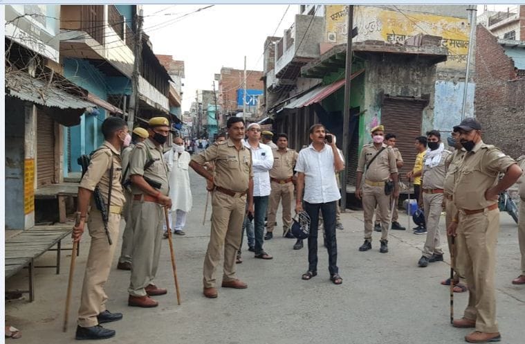 Sikanderrau: assault, stone pelting, several people injured for not taking ration items