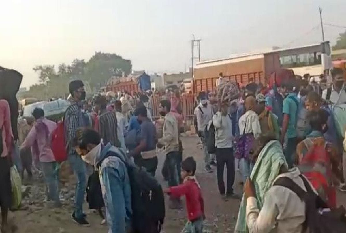lockdown 4.0 Crowd of migrant laborers at UP-MP border in jhansi
