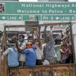 ट्रक में बैठे प्रवासी मजदूर