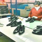 जूता फैक्टरी में काम करता कारीगर
