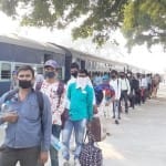 ट्रेन से स्टेशन पहुंचे लोग।