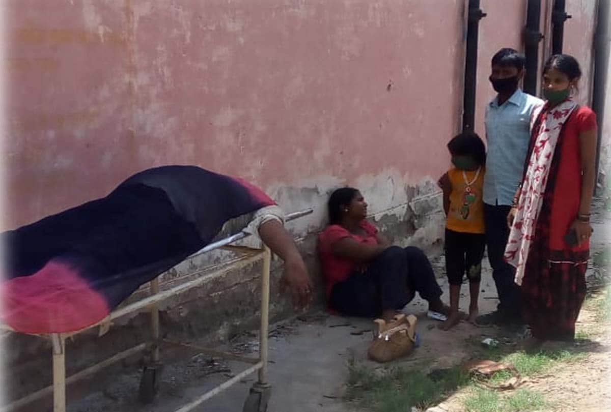 बिलखते परिजन