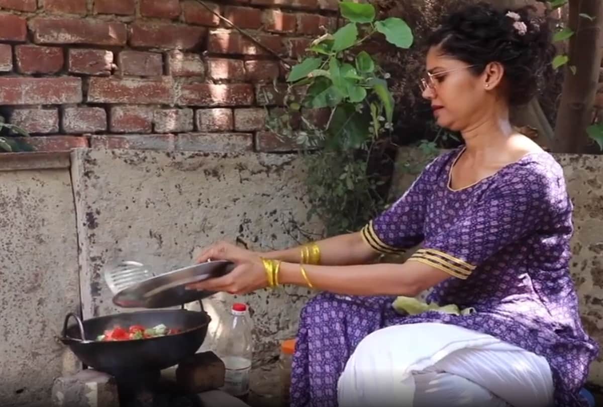 Ratan Rajput Stuck In Bihar Village Due to Lockdown Used Chulha For Making Food