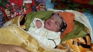 pretty girl takes birth in train