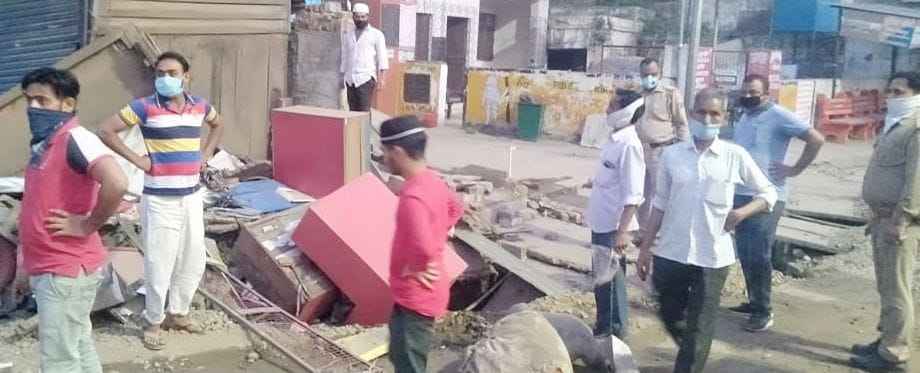 Remove illegal kiosks from the main square