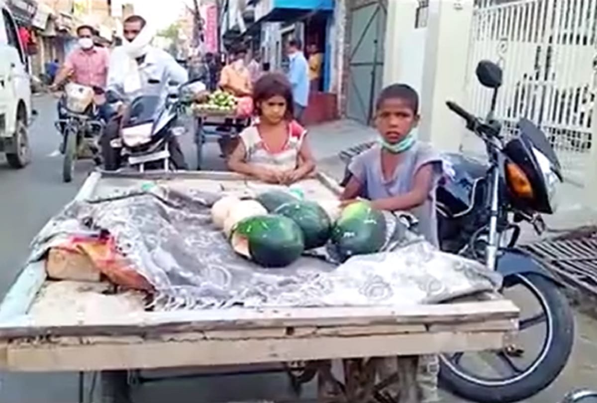 innocent brother sister seen selling watermelons in Shahjahanpur during lockdown