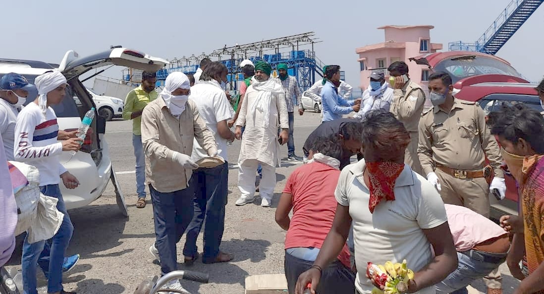 Unaided laborers stranded for 24 hours at the border of two districts