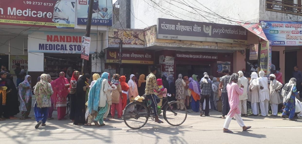 Shoppers opened their shops, crowd in banks
