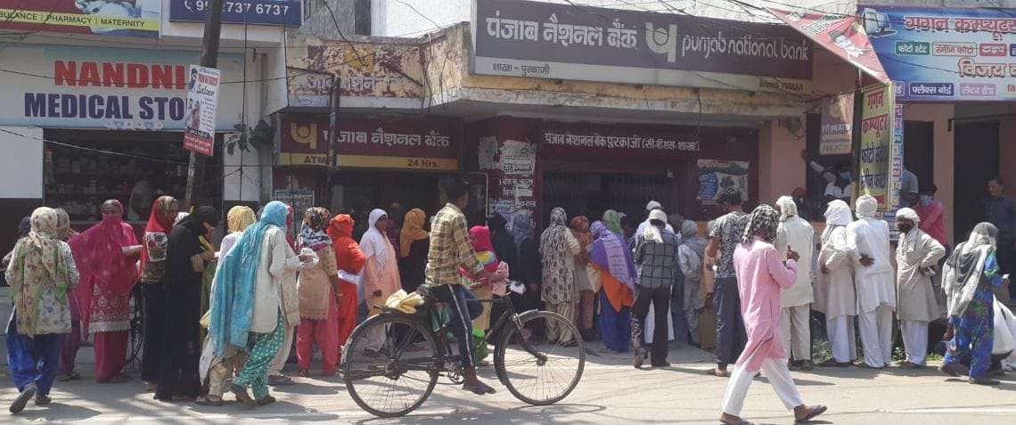 Crowd on banks in Purkaji