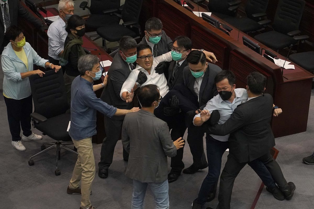 Hong Kong: People on the streets protesting against the new bill, police fired pepper shots, Trump will take a big decision