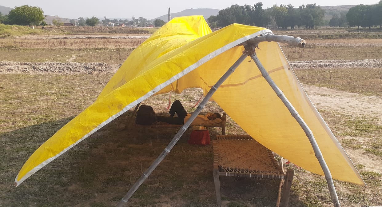 The last five days of the workers below the tents in the middle of the field