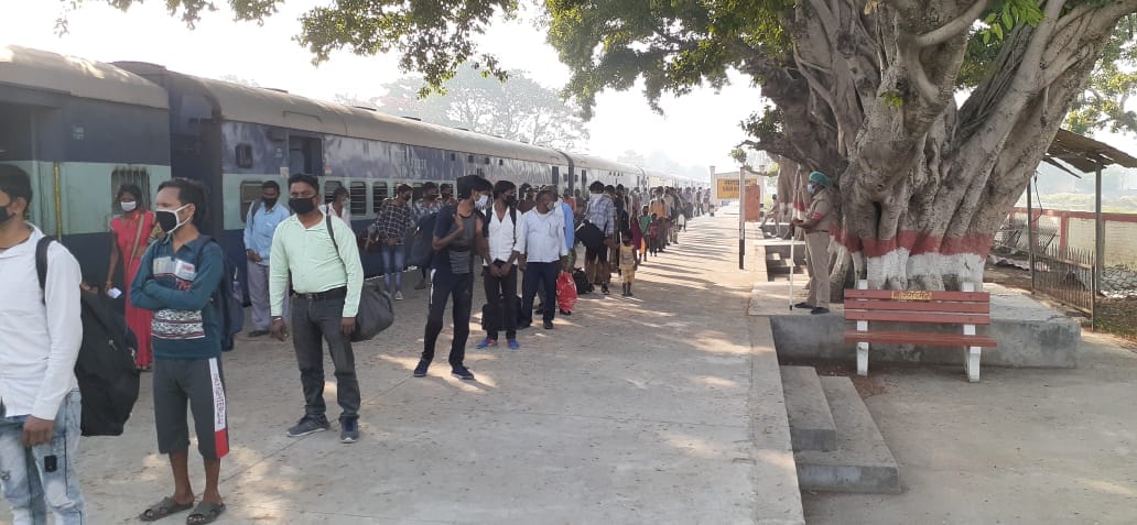 2827 migrant workers arrived Azamgarh from Ludhiana and Chandigarh