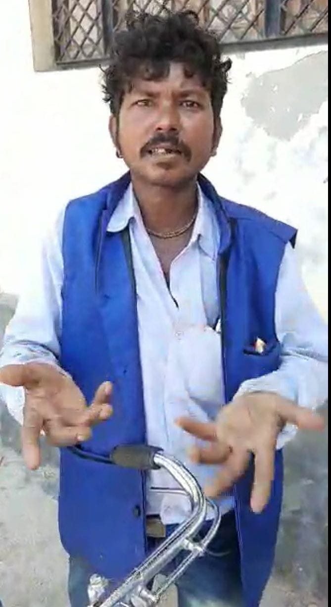 a migrant laobour man blame beating and robbered by pliceman in sardhna gang nagar pul
