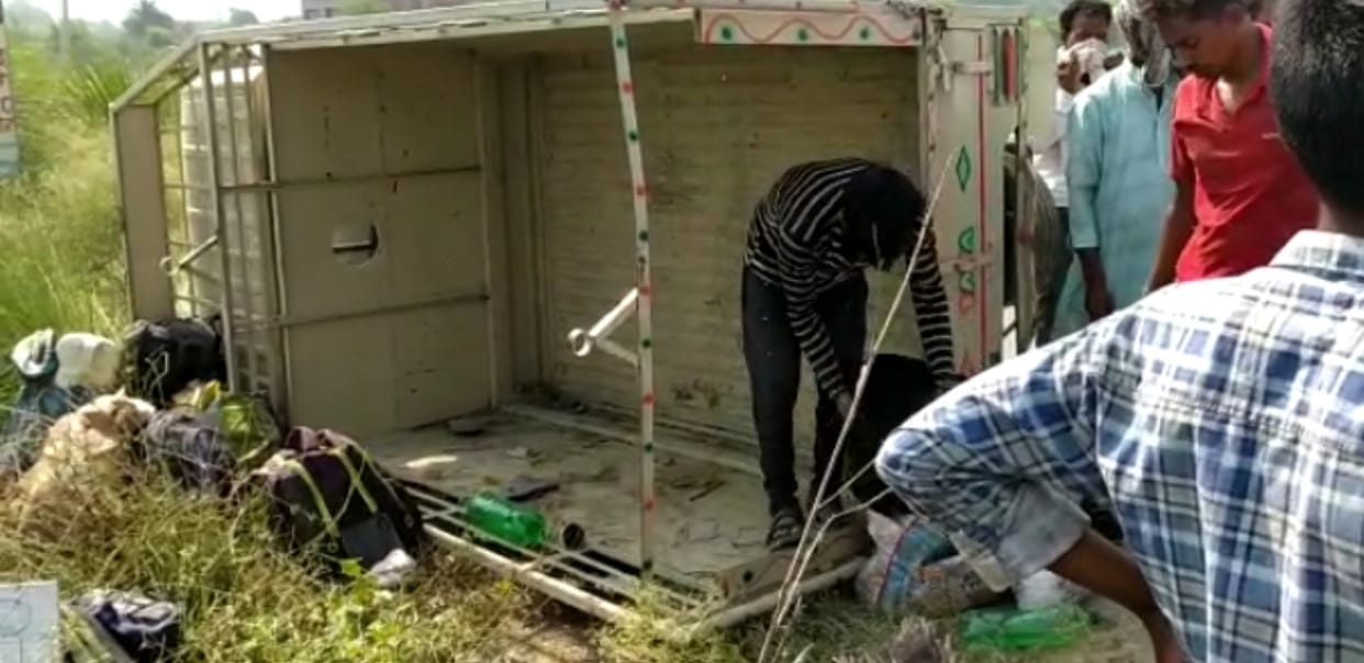 Magic overturned by migrant laborers, 18 injured