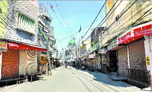 Crowd in markets in the morning .. Summer caused lockdown