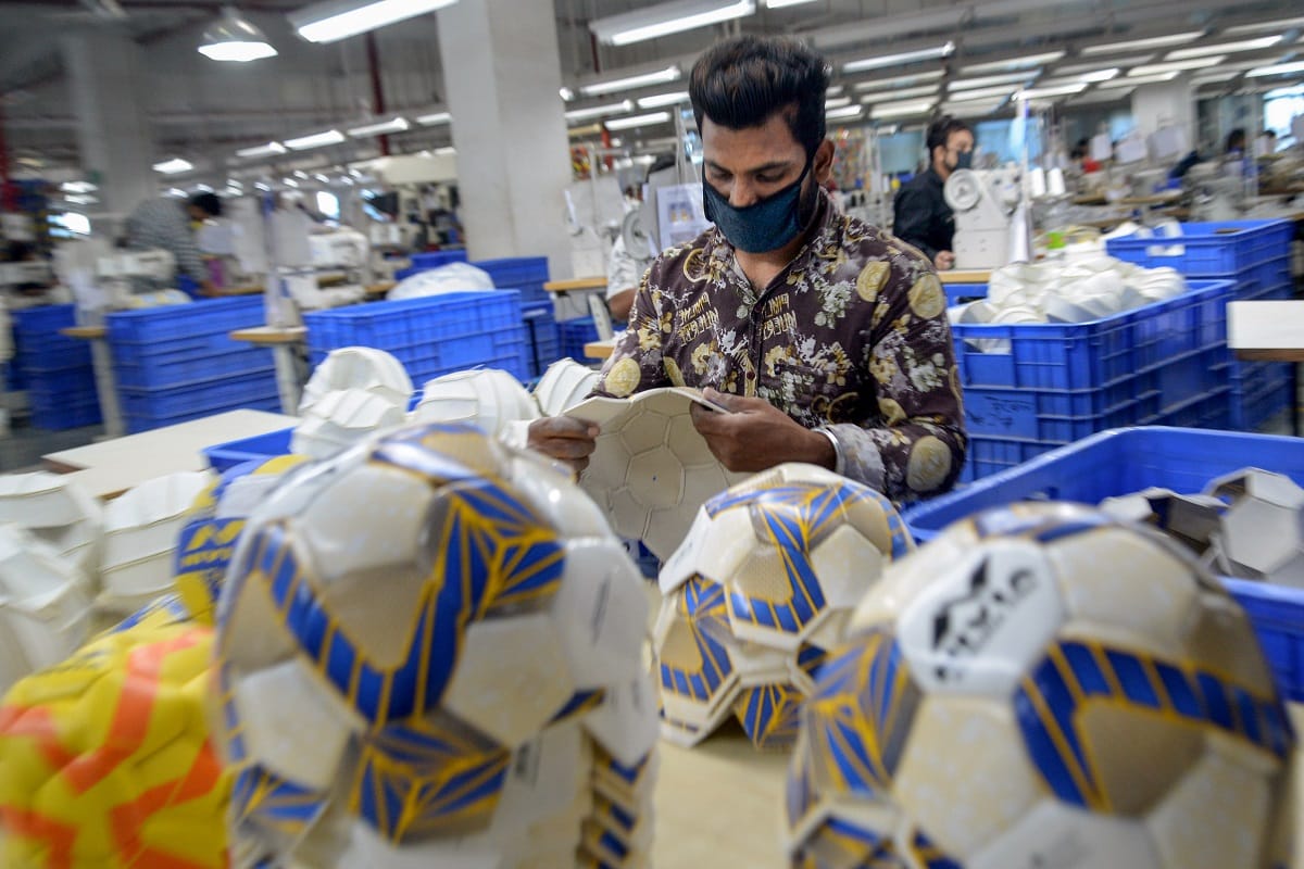 Coronavirus lockdown 4.0 news update in Hindi: Centre allows offices, factories to open with staggered timings, Metro and air service Will be closed