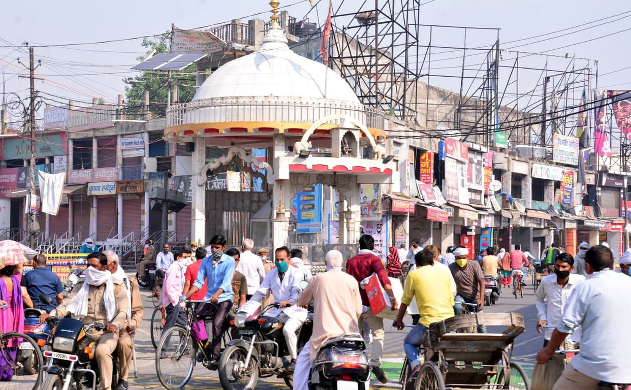 The crowd thronged in the hope of opening the market