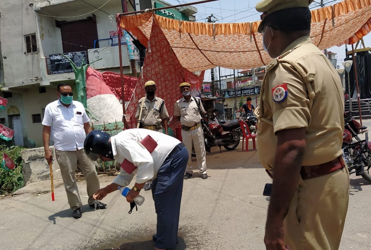 SDM washed away when Roadways babu spit on road at Maharajganj during Locdown