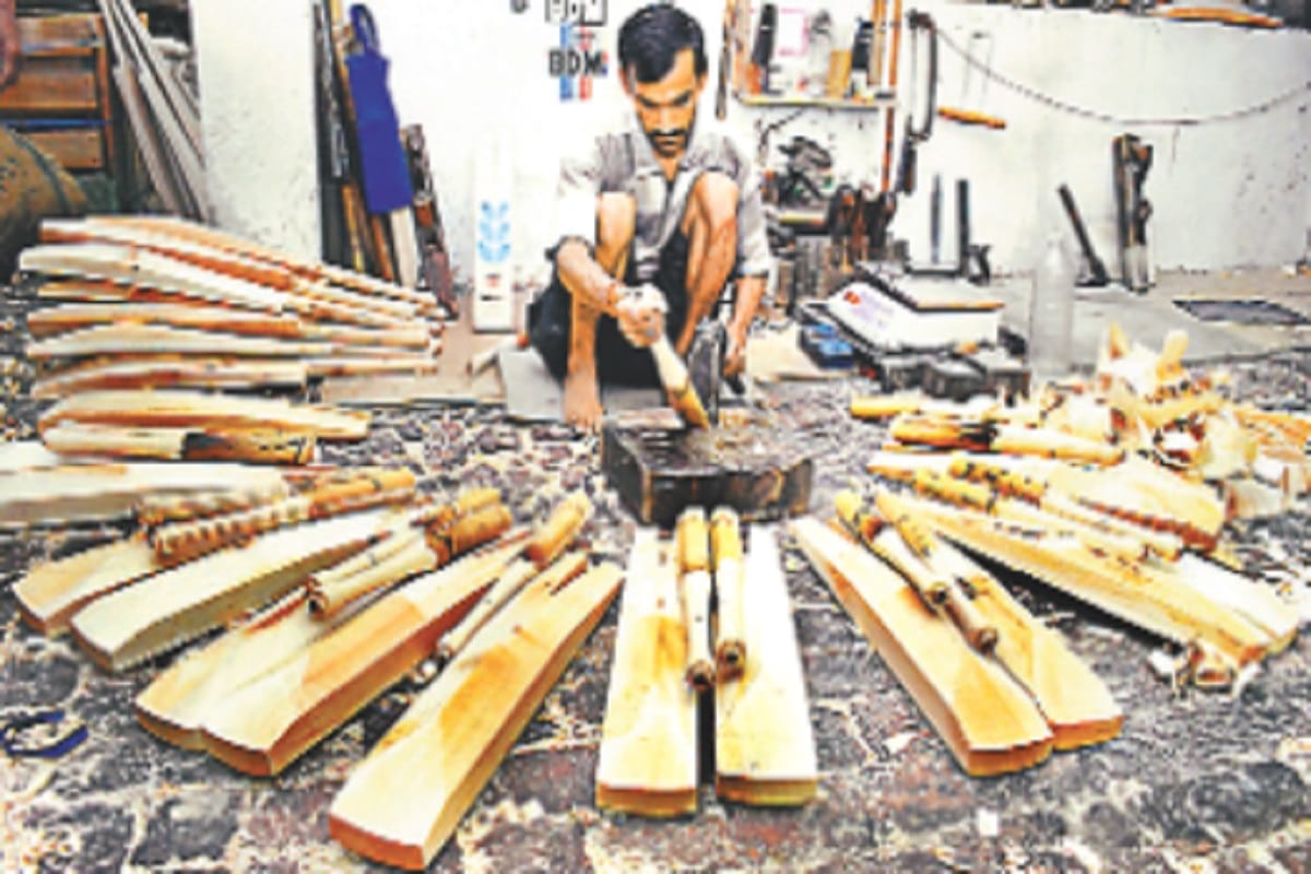 Exclusive Amar Ujala Report, 3500 sports showroom has closed in Meerut due to the lockdown