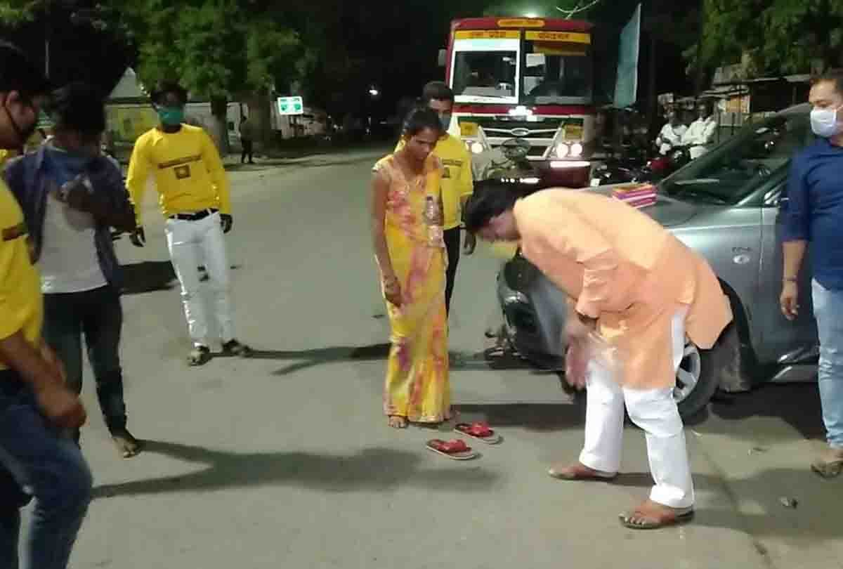 The BJP gave new slippers and food to workers