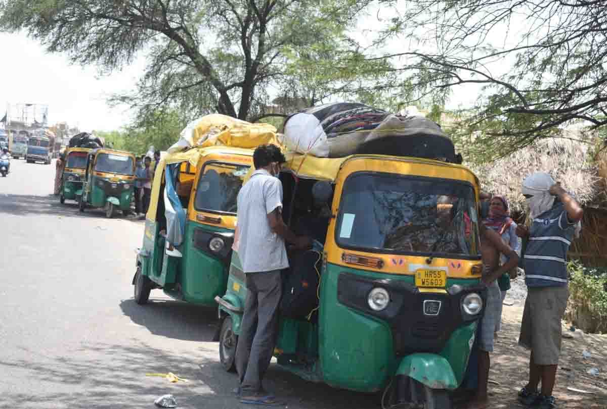 unnao:  Hundreds of migrant laborers came out of autos