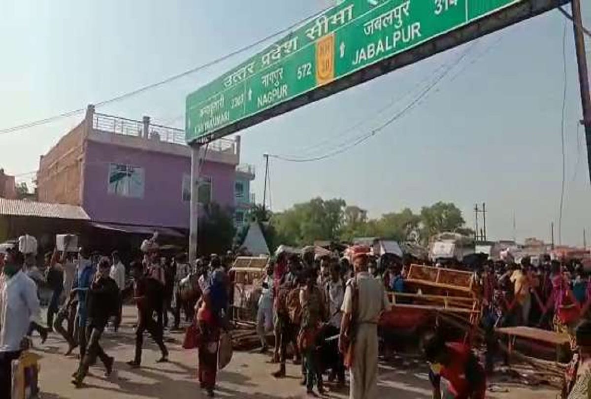 Prayagraj: Thousands of laborers gathered at UP-MP border, broke barricading