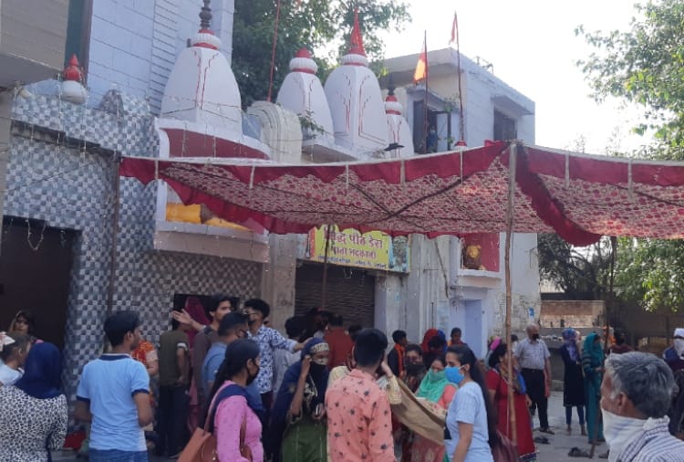 Crowd of devotees reached at temple in Amritsar, Social distance rules broken