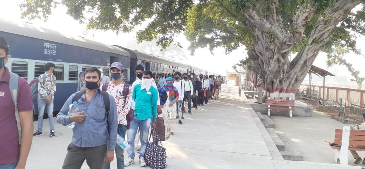 Shramik special train arrived azamgarh and ghazipur with workers from ludhiana gujrat lockdownn