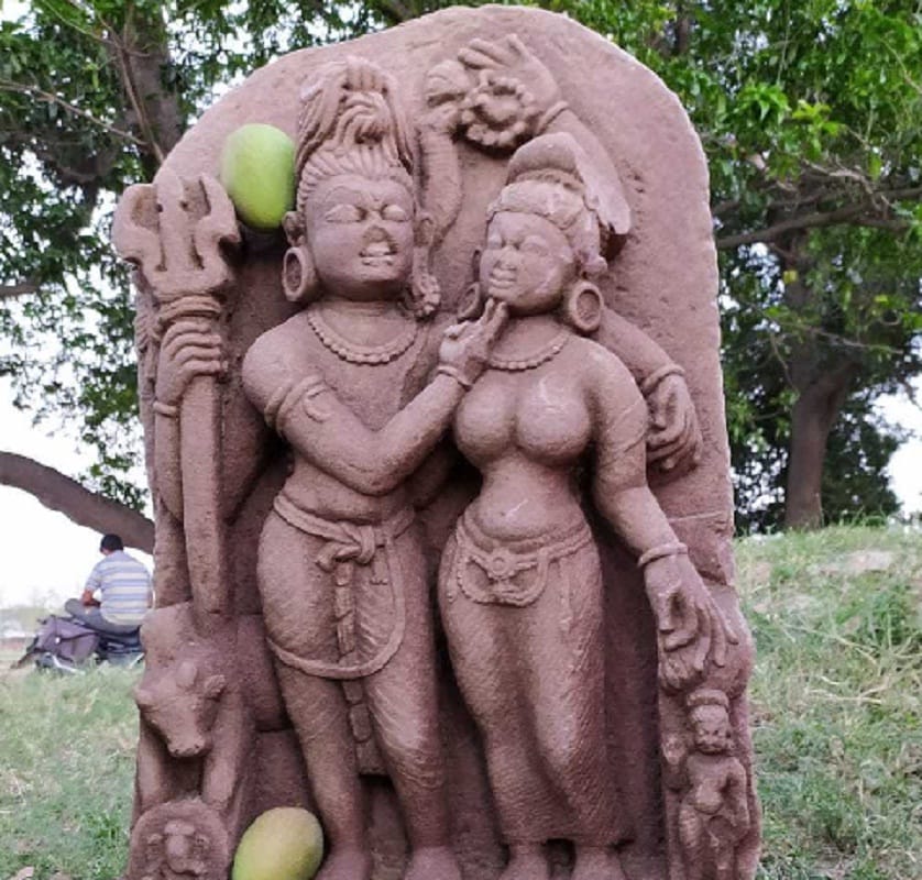 Statues of Uma Maheshwar found in the excavation of the field in chandauli