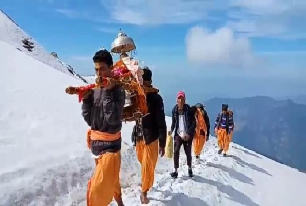 Uttarakhand: Awesome View of Snow Covered Rudarnath Temple First Time, Visuals