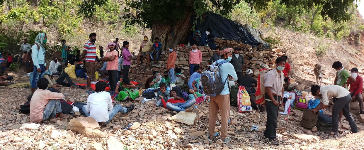 8 thousand workers gathered at amjhara border