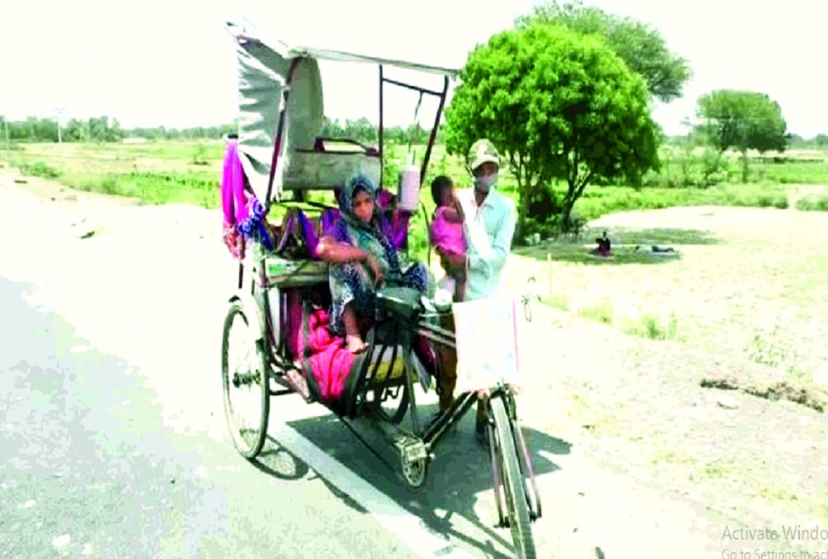 man Taking his pregnant wife and a baby girl from Gurugram to Amethi by rickshaw