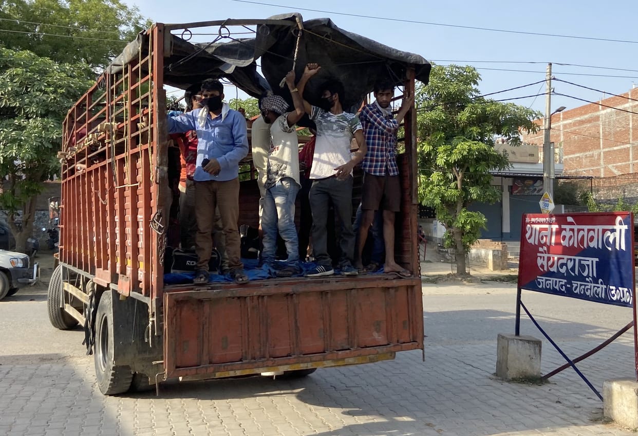 After the police rebuke, the vehicle owner is ready to leave the house